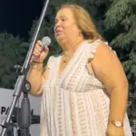 Απίστευτη στιγμή σε πανηγύρι: Ιερέας έκοψε καρπούζι μπροστά στην Έφη Θώδη την ώρα που τραγουδούσε