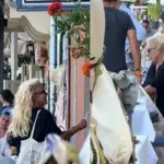 Ελένη Μενεγάκη: Σπάνια εμφάνιση με τον Μάκη Παντζόπουλο στο Φισκάρδο – Το βίντεο που έγινε viral