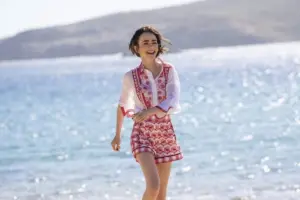 Λίλι Κόλινς: Η ανάρτηση για το φινάλε του «Emily in Paris» έχει άρωμα Ελλάδας