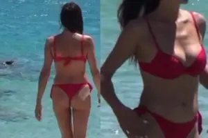 Στα 50 της και με κορμί που δεν περνά απαρατήρητο – Οι βουτιές με κατακόκκινο μπικίνι