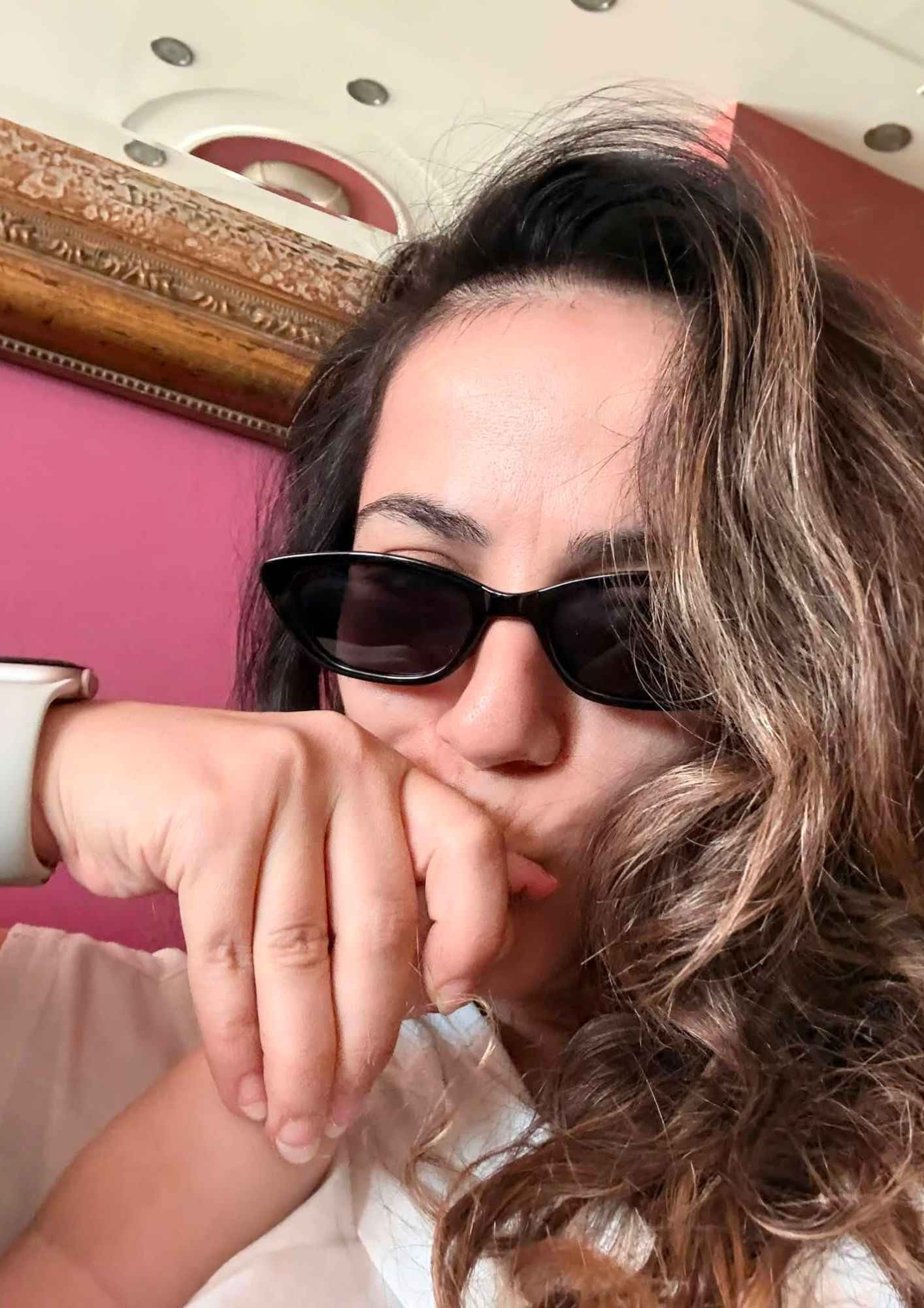 Η Ευλαμπία Ρέβη κρατά και φιλά το μικροσκοπικό χεράκι του γιου της. 