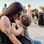 Ευρυδίκη Βαλαβάνη: Ο γιος της φόρεσε κρητικό σαρίκι και δοκίμασε τα σπιτικά τυροπιτάκια της μαμάς