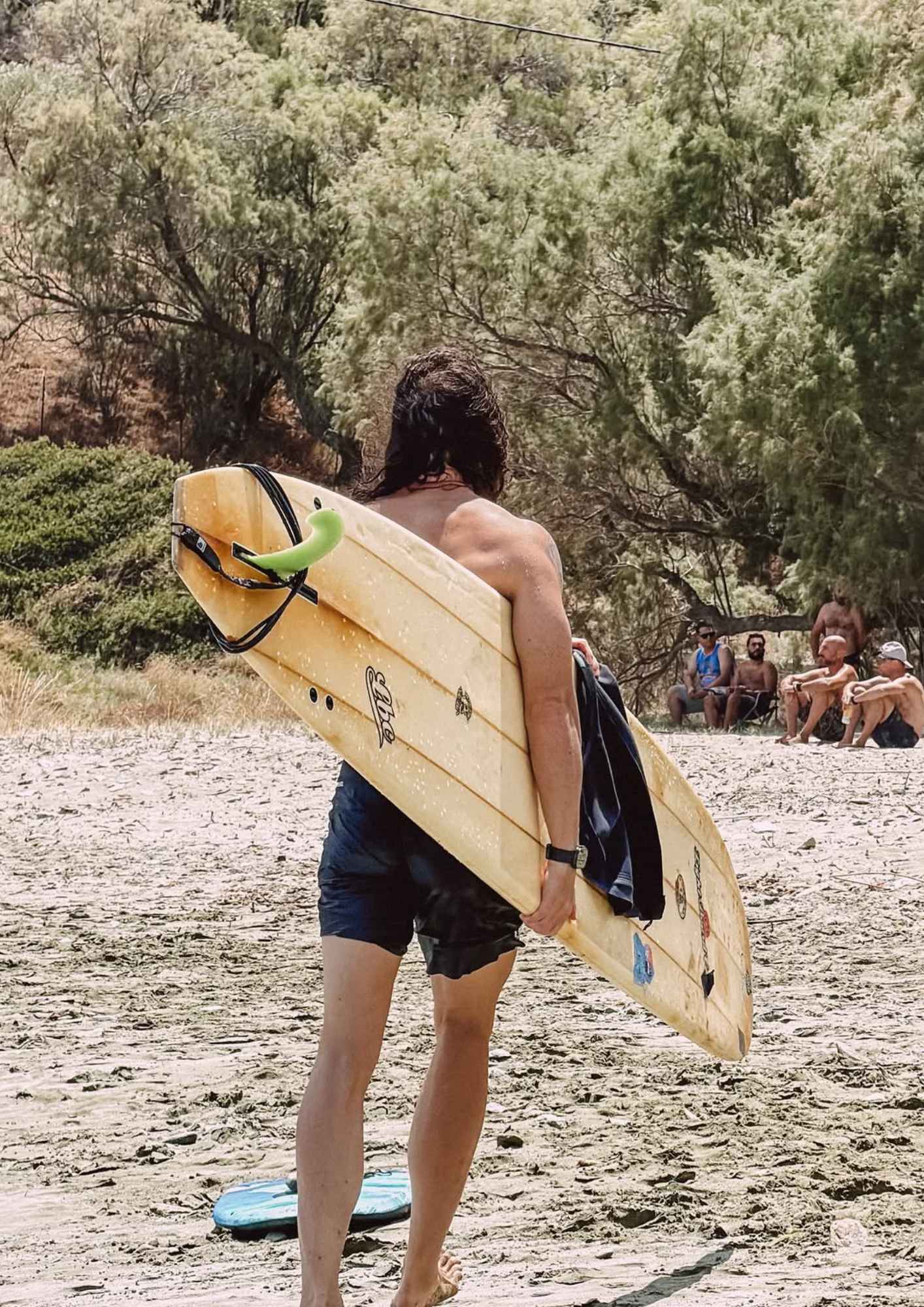 Ο Γρηγόρης Μόργκαν φωτογραφίζεται με τον γιο του φορώντας στολή για σέρφινγκ.