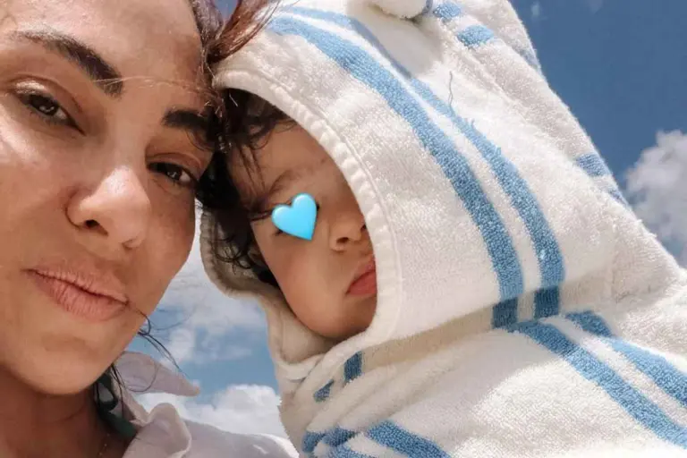 Ευρυδίκη Βαλαβάνη: Η τρυφερή αγκαλιά με τον ενός έτους γιο της μετά το μπάνιο