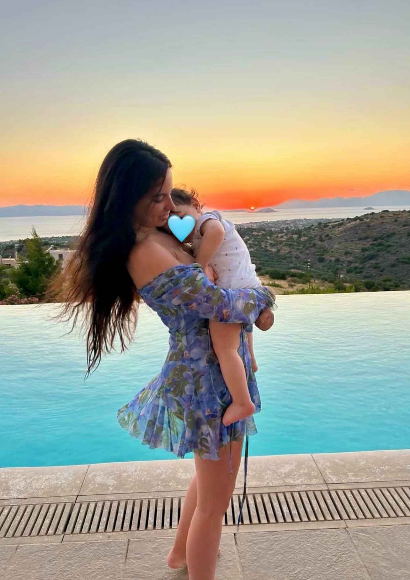 Ο Ευθύμης Ζησάκης και η Χρύσα Παπαλελούδη απολαμβάνουν τις καλοκαιρινές διακοπές μαζί με τον 1,5 έτους γιο τους.