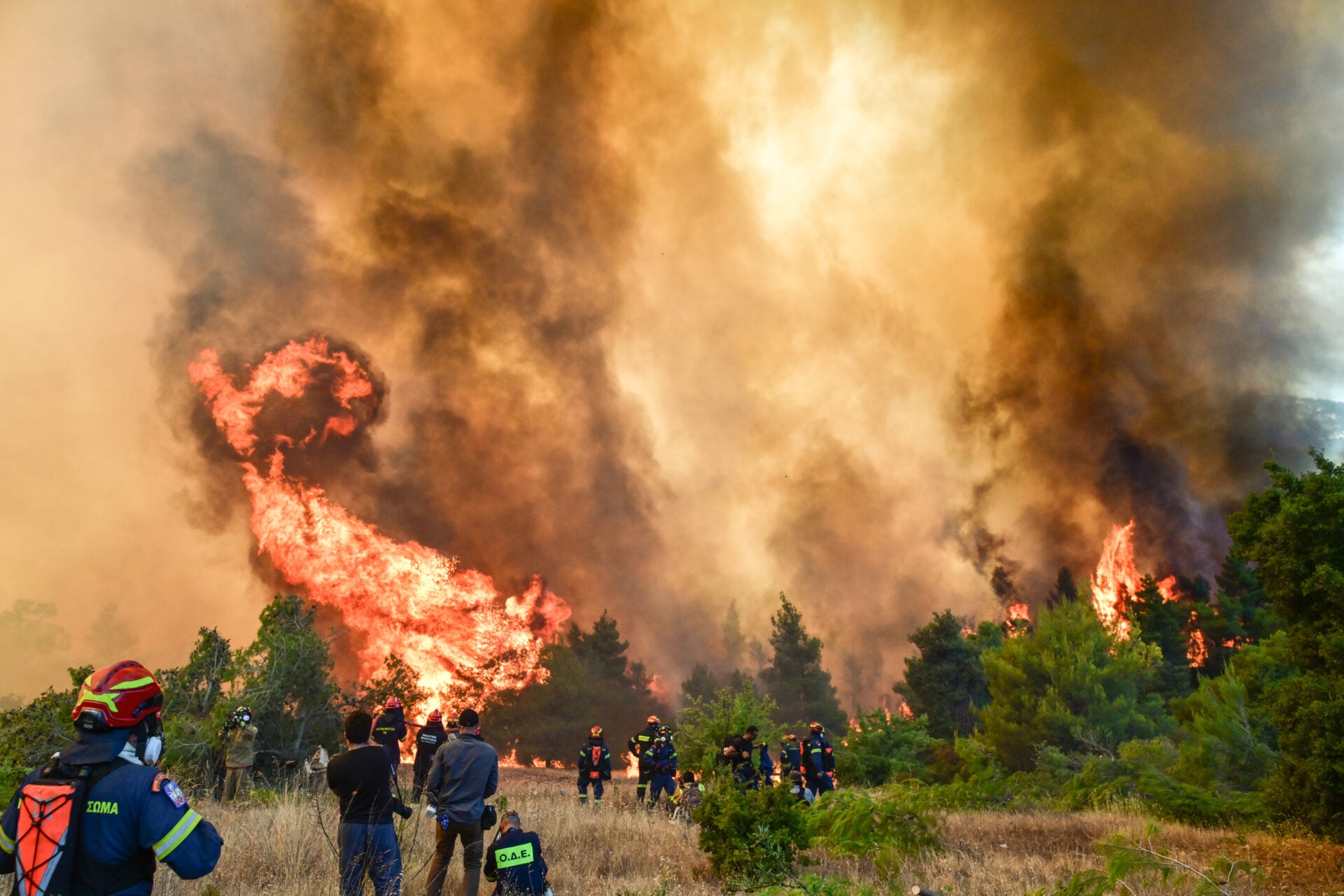 Σε εξέλιξη οι έρευνες των αρχών στην Ψάθα Μεγάρων μετά τη συντριβή των δύο ελικοπτέρων.