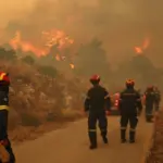 Πύρινος εφιάλτης σε όλη τη χώρα: Τέταρτη νύχτα μάχης στη Δυτική Αττική – Οι φωτιές που άφησαν πίσω τους καταστροφή