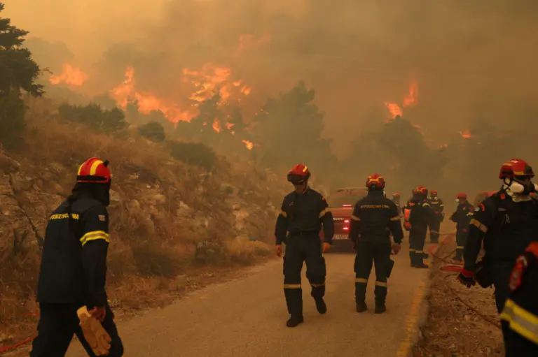 Πύρινος εφιάλτης σε όλη τη χώρα: Τέταρτη νύχτα μάχης στη Δυτική Αττική – Οι φωτιές που άφησαν πίσω τους καταστροφή