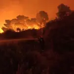 Πόρτο Γερμενό στις φλόγες: Η φωτιά έφτασε στη θάλασσα, κάηκαν τα πρώτα σπίτια