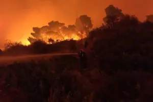 Πόρτο Γερμενό στις φλόγες: Η φωτιά έφτασε στη θάλασσα, κάηκαν τα πρώτα σπίτια