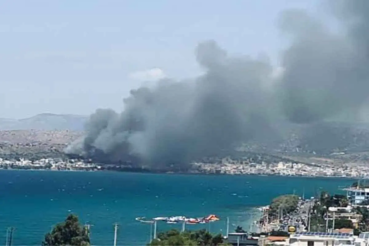 Φωτιά στη Σαλαμίνα: Μάχη σε δύο μέτωπα κοντά σε οικισμούς
