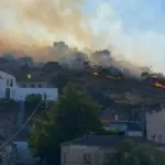 Φωτιά στη Σαλαμίνα: Μάχη σε δύο μέτωπα - Οι φλόγες πλησιάζουν οικισμούς, ήχησε το 112