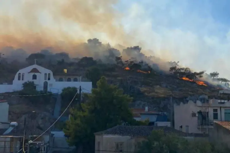 Φωτιά στη Σαλαμίνα: Μάχη σε δύο μέτωπα - Οι φλόγες πλησιάζουν οικισμούς, ήχησε το 112