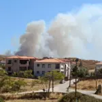 Μάχη με τις φλόγες στη Λήμνο: Εκκενώνονται δύο περιοχές - Πάνω από 59 απομακρύνσεις δια θαλάσσης