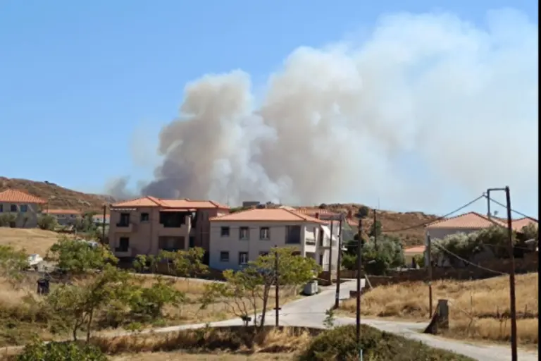 Μάχη με τις φλόγες στη Λήμνο: Εκκενώνονται δύο περιοχές - Πάνω από 59 απομακρύνσεις δια θαλάσσης