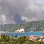 Φωτιές σε Χαλκιδική και Αιτωλοακαρνανία: Μάχη με τις φλόγες και απανωτά μηνύματα του 112