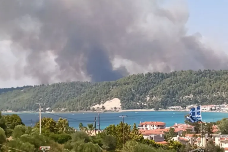 Φωτιές σε Χαλκιδική και Αιτωλοακαρνανία: Μάχη με τις φλόγες και απανωτά μηνύματα του 112