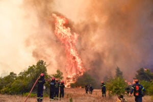 Έκτακτο 112: Εκκενώνεται τώρα η Ψάθα - Μεγάλες αναζωπυρώσεις σε Κανδήλι και Κιθαιρώνα