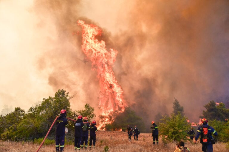 Έκτακτο 112: Εκκενώνεται τώρα η Ψάθα - Μεγάλες αναζωπυρώσεις σε Κανδήλι και Κιθαιρώνα