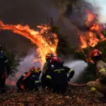 Η Ελλάδα στις φλόγες: Πέντε νεκροί, χιλιάδες στρέμματα στάχτη και ολονύχτια μάχη στα πύρινα μέτωπα