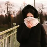 Το μαντίλι δεν φτιάχτηκε για τη μύτη - Η άγνωστη ιστορία πίσω από το πιο παρεξηγημένο αξεσουάρ