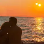 Γεροντιδάκης – Παπαδημητρίου: Το τρυφερό φιλί μπροστά στο ηλιοβασίλεμα