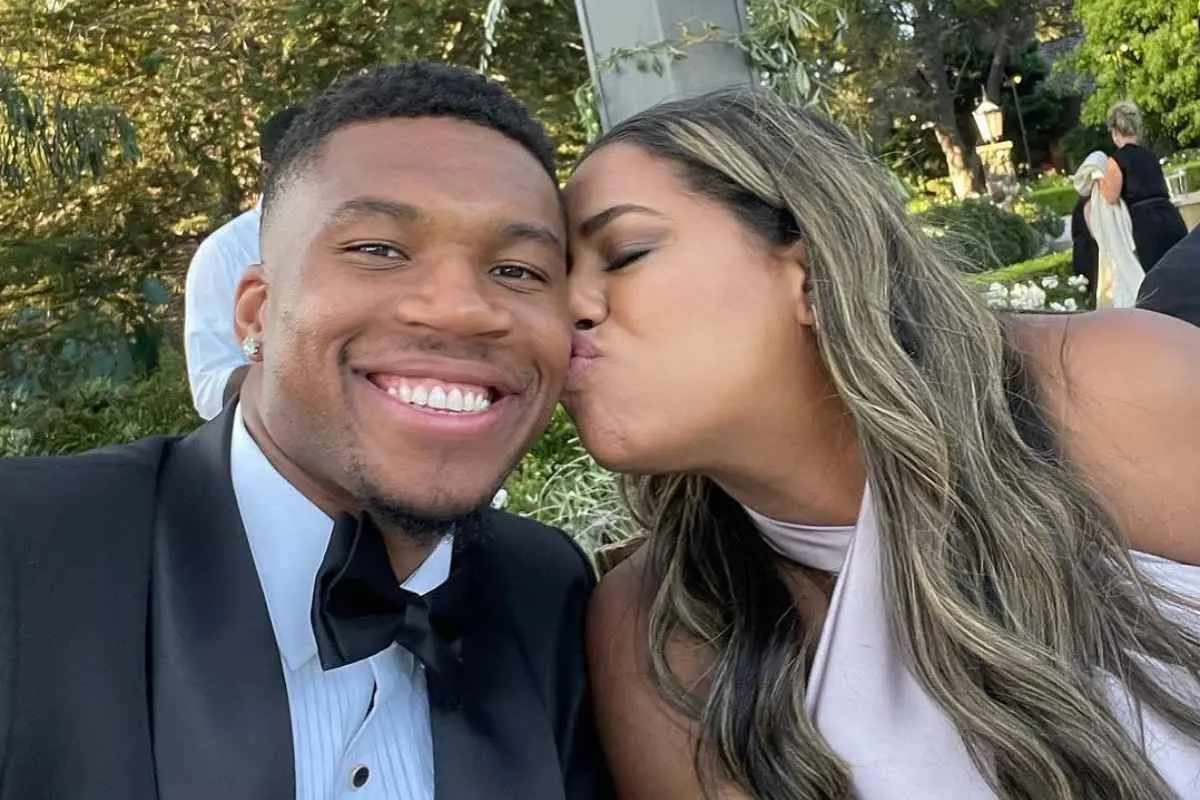 Ο NBA star γευμάτισε στην Ψαρρού έχοντας στο πλευρό του τη σύζυγό του, Μαράια, και τη μητέρα του.