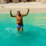 Γιώργος Λιάγκας: Με μαγιό στα νερά της Κεφαλονιάς – «Ο αναδυόμενος»