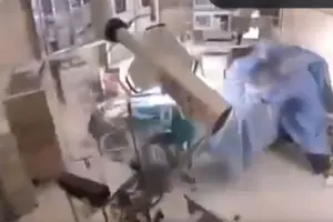 Συγκλονιστικό βίντεο από χειρουργείο την ώρα των 7,1 Ρίχτερ στην Ιαπωνία – Γιατροί αγκάλιασαν τον ασθενή για να τον σώσουν