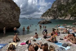 Καιρός: «Πύρινος» εφιάλτης με 40 βαθμούς και ριπές 10 μποφόρ – Ποιες περιοχές είναι στο «κόκκινο»