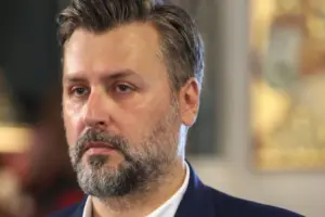 Γιάννης Καλλιάνος: Τον είχαμε συνηθίσει με χάρτες και προγνώσεις, όχι στο μικρόφωνο – Τραγουδά Πάριο και «κόβει» την ανάσα