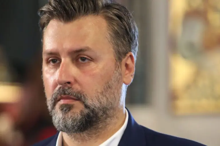 Γιάννης Καλλιάνος: Τον είχαμε συνηθίσει με χάρτες και προγνώσεις, όχι στο μικρόφωνο – Τραγουδά Πάριο και «κόβει» την ανάσα
