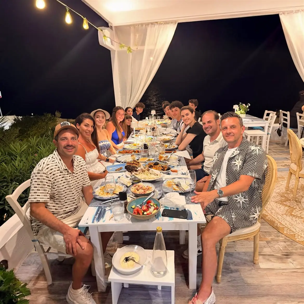 Η Καλομοίρα με την οικογένειά της