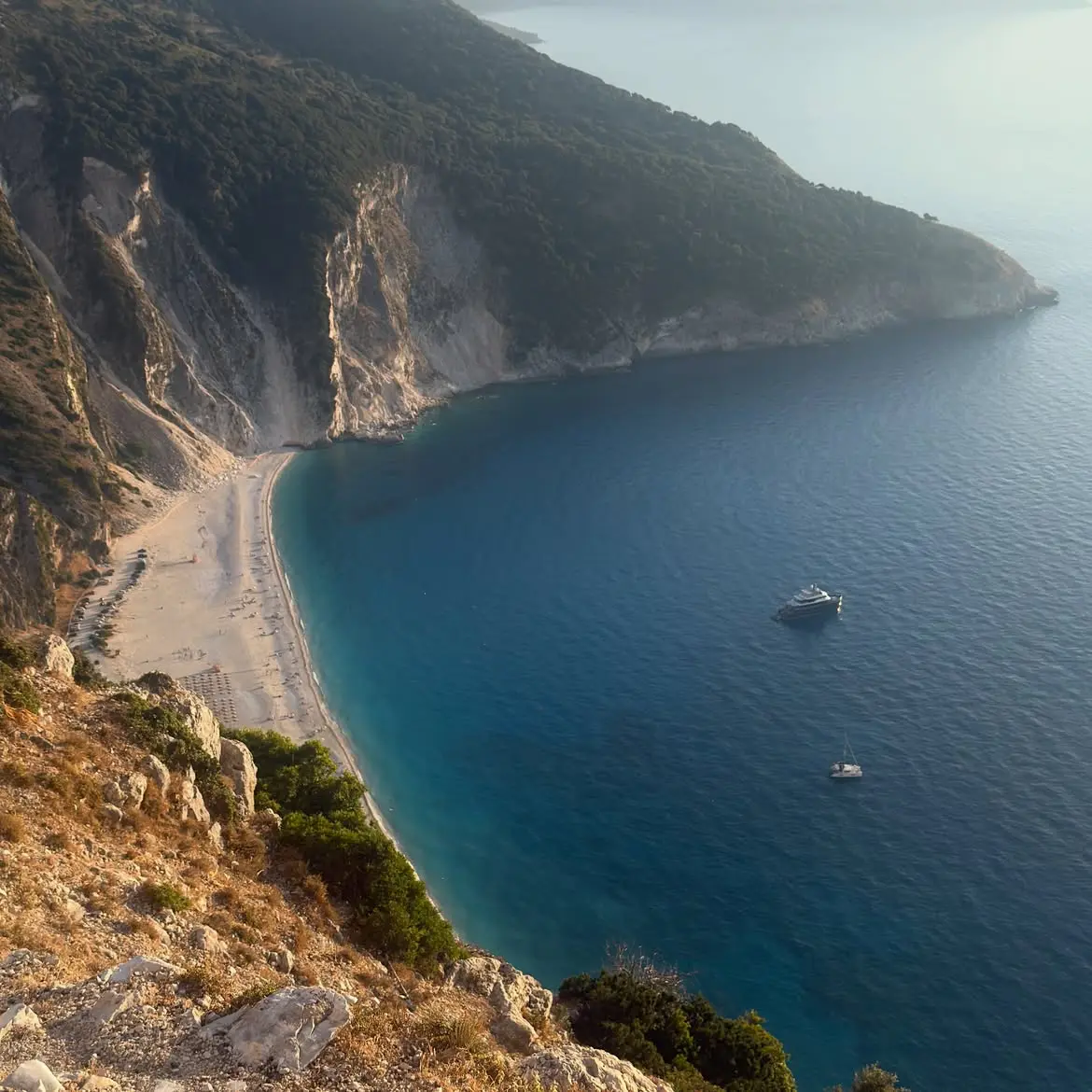Η Καλομοίρα με την οικογένειά της