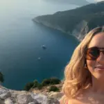 Καλομοίρα: Με ποιον γνωστό τραγουδιστή γλέντησε μέχρι αργά στην Κεφαλονιά