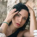 Κατερίνα Γερονικολού: «Μαγεύει» με μαύρο μπικίνι στα γαλαζοπράσινα νερά
