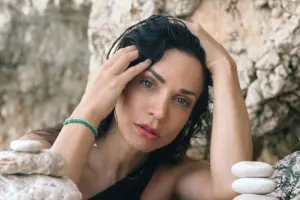 Κατερίνα Γερονικολού: «Μαγεύει» με μαύρο μπικίνι στα γαλαζοπράσινα νερά