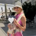 Κατερίνα Καινούργιου: Προσκύνησε την Παναγία Εκατονταπυλιανή μαζί με την κόρη της