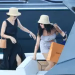 Κέιτι Πέρι: «Απόβαση» στη Μύκονο – Η εμφάνιση στην παραλία και οι αγορές που τράβηξαν τα βλέμματα