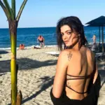 Τζένη Καζάκου: Εντυπωσιάζει με μαύρο μαγιό – Οι πόζες που αναστάτωσαν το Instagram