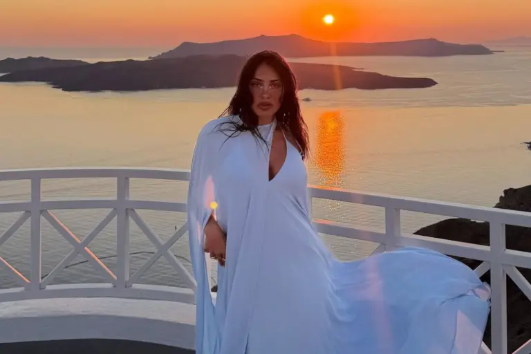 Αγνώριστη η Κόνι Μεταξά! Έγινε ξανθιά με μαλλιά μέχρι τη μέση – Η εντυπωσιακή αλλαγή στο look της