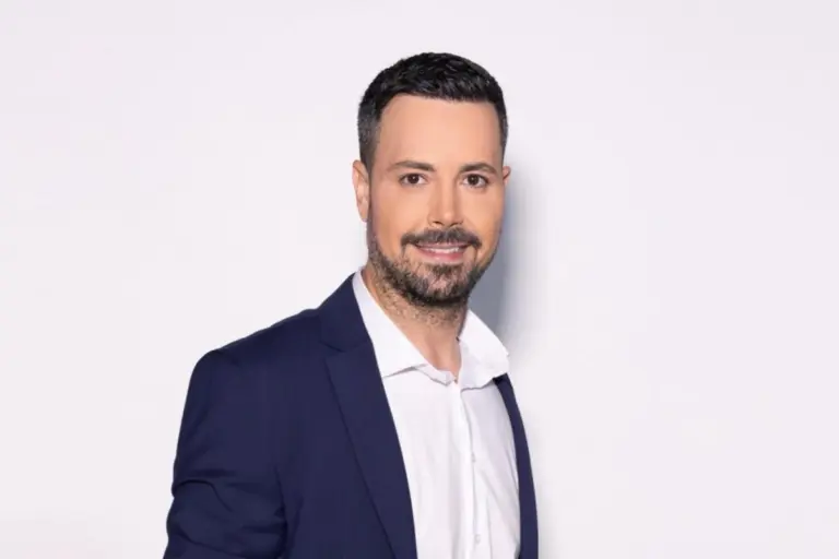 Πέτρος Κουσουλός: «Με τα αγαπημένα μου κορίτσια» - Η οικογενειακή φωτογραφία από τις διακοπές!