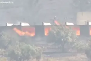Φωτιά στον Κουβαρά: Σε επιφυλακή λόγω των ισχυρών ανέμων – Στις φλόγες εργοστάσιο