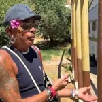 Λάκης Γαβαλάς: Δεν βρήκε δωμάτιο σε ξενοδοχείο τον Αύγουστο και μετακόμισε σε τροχόσπιτο