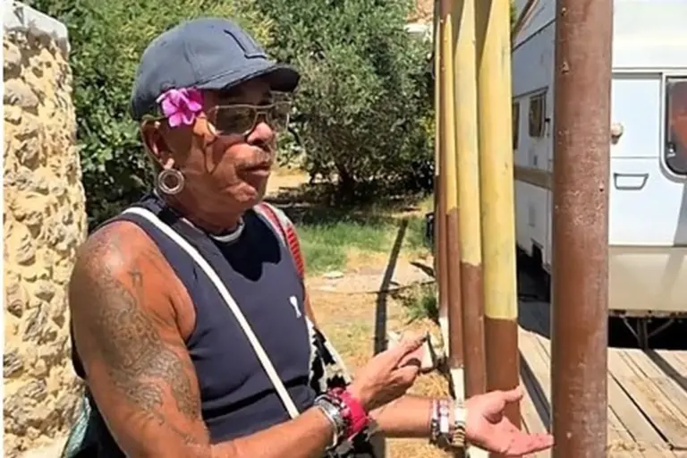 Λάκης Γαβαλάς: Δεν βρήκε δωμάτιο σε ξενοδοχείο τον Αύγουστο και μετακόμισε σε τροχόσπιτο