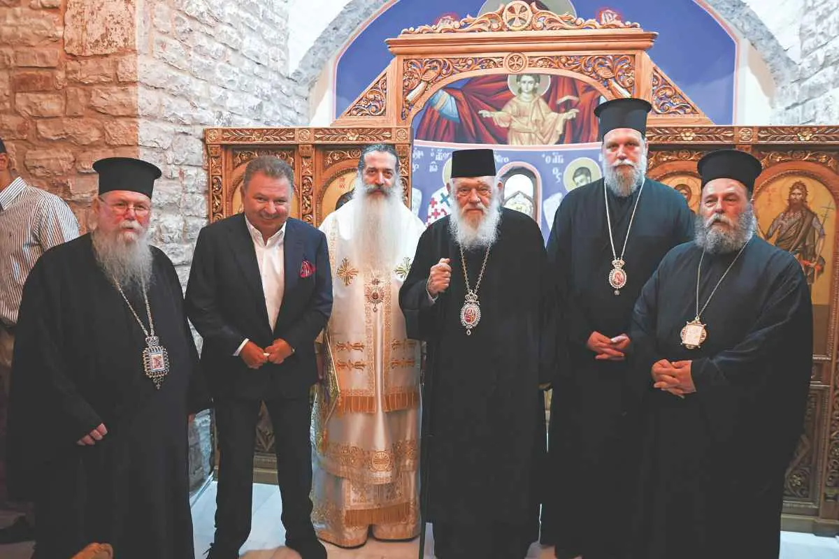 Από αριστερά: Ο Μητροπολίτης Φιλίππων, Νεαπόλεως καιΘάσου κ. Στέφανος, ο κύριος Λαυρέντης Λαυρεντιάδης, ο Μητροπολίτης Φθιώτιδος κ. Συµεών, ο Αρχιεπίσκοπος Αθηνών και πάσης Ελλάδος κ. Ιερώνυµος, ο Μητροπολίτης Νέας Ιωνίας, Φιλαδελφείας, Ηρακλείου και Χαλκηδόνος κ. Γαβριήλ και ο Μητροπολίτης Ιωαννίνων κ. Μάξιµος
