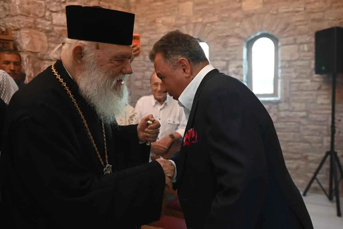 Ο κύριοςΛαυρεντιάδης υποδέχεται τον κύριο Ιερώνυµο 