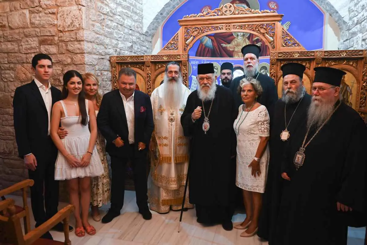Ο κ. Λαυρέντης Λαυρεντιάδης µε τη γυναίκατου, τα παιδιά του, τη µητέρα του, τον κ. Ιερώνυµο και τους σεβαστούς Μητροπολίτες 