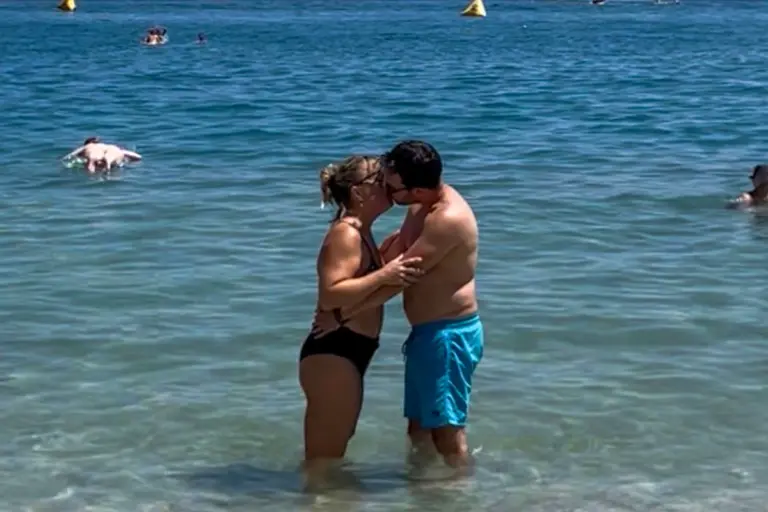Καυτά φιλιά και αγκαλιές στη θάλασσα - Ο δημοσιογράφος του ΑΝΤ1 που τράβηξε τα βλέμματα στο Νυδρί