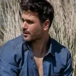 Μιχάλης Λεβεντογιάννης: Πόζαρε με φίδι στους ώμους και δεν… χαμπάριασε τίποτα!